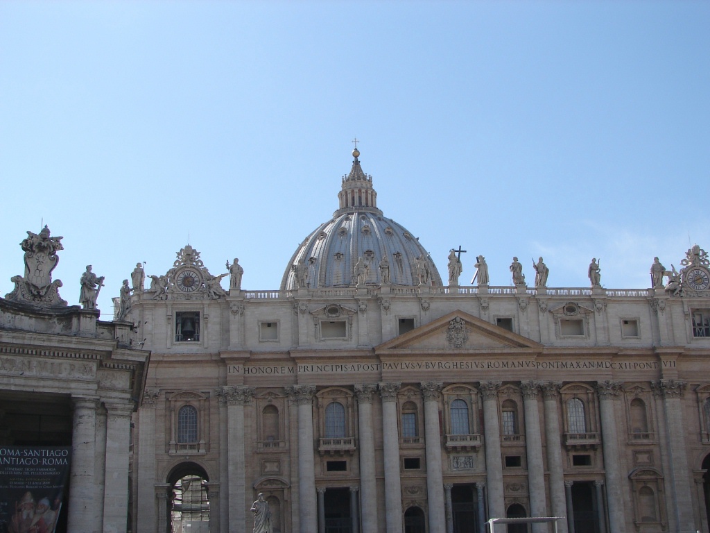 2008/03(March)/AroundTheWorld/Rome/1024x768_Apostles and cruxification surround top .jpg